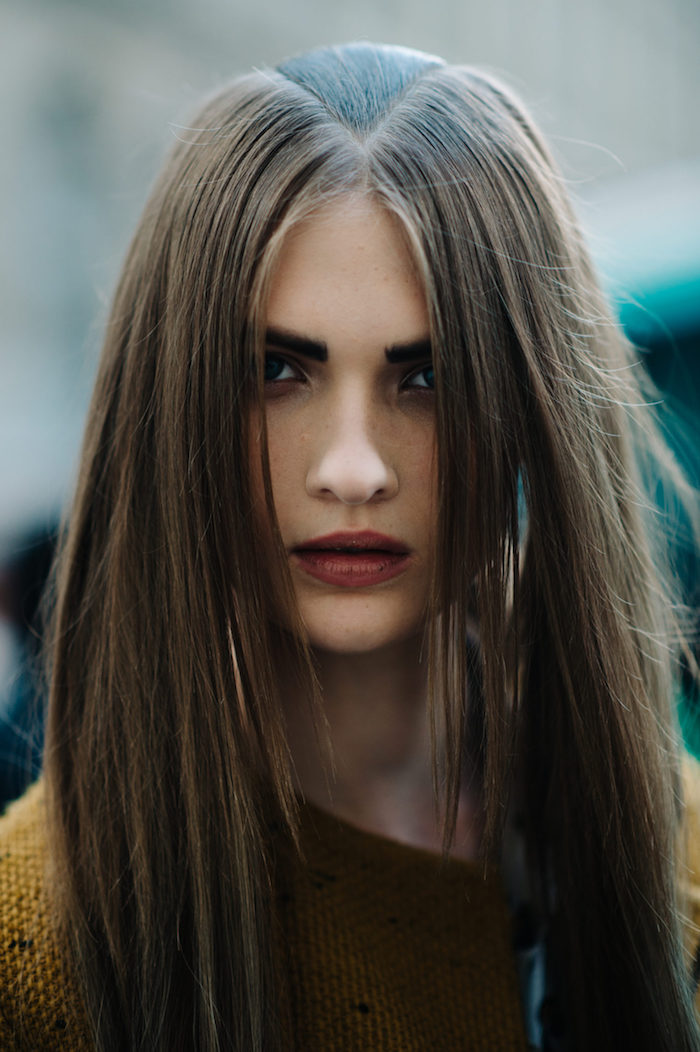 modele coiffure femme simple avec cheveux marron glacé long et double raies