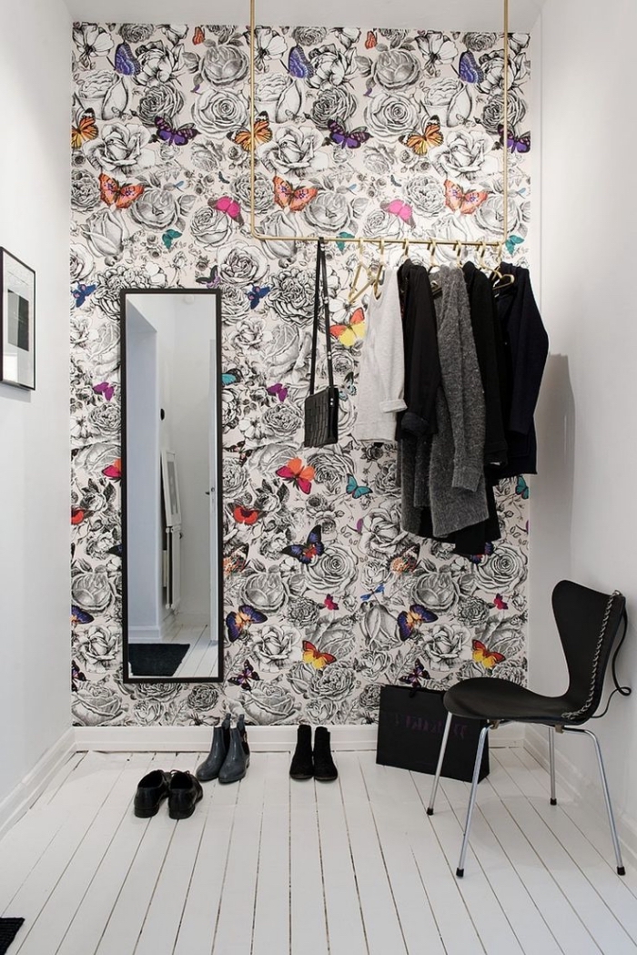 créer un joli mur d'accent dans l'espace dressing avec du papier peint design contemporain poétique et féminin