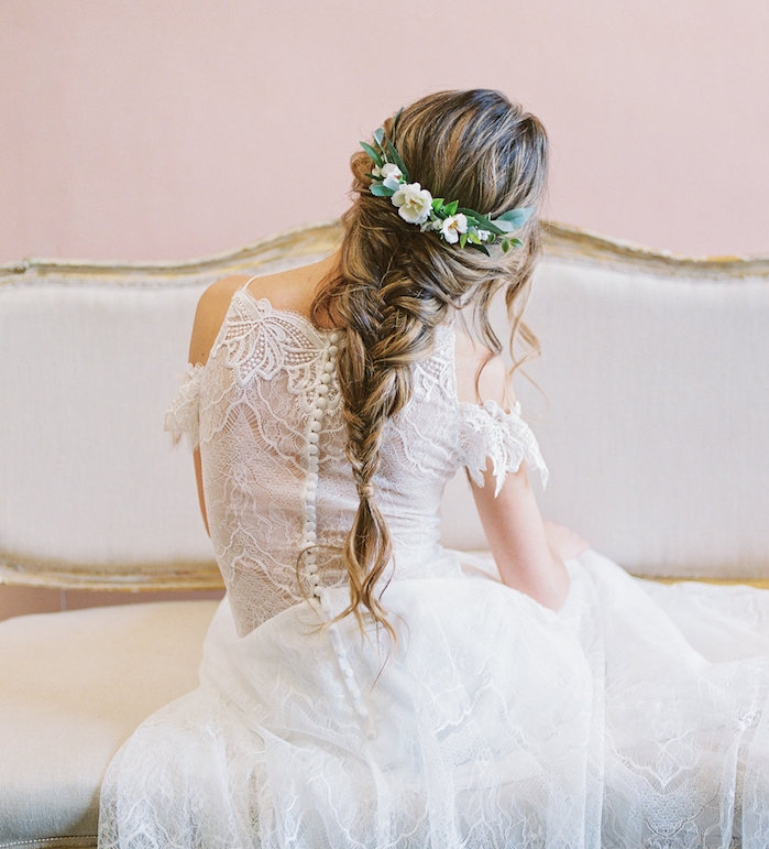 comment-faire-une-tresse-boheme-chic-volumineuse-style-princesse-accesoirisé-d-une-couronne-de-fleurs-et-des-mèches-libres-robe-de-mariée-champêtre-chic-dentelle idée de coiffure mariee tresse sur l intégrité des cheveux avec une couronne de fleurs, robe de mariée dentelle