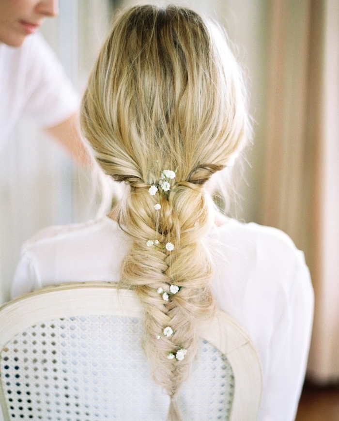 comment-faire-une-tresse-en-épi-arrière-de-la-tete-exemple-de-coiffure-de-mariée-floue-avec-de-tout-petits-accents-floraux-petites-fleurs-blanches tresse épi de blé floue, avec des noeuds desserrés et décoration de petites fleurs blanches