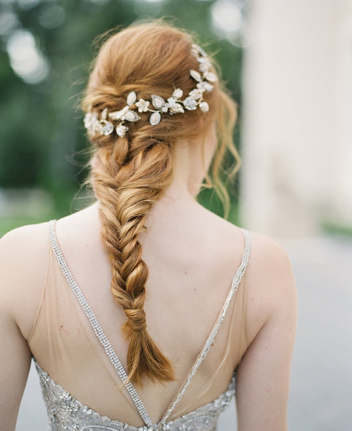 comment-faire-une-tresse-epi-de-ble-simple-avec-des-mèches-encadrant-le-visage-et-bijou-cheveux-argent-et-pierres-précieuses exemple de coiffure natte sur l arrière de la tête, couronne de bijou argenté avec pierres précieuses, mèches encadrant le visage