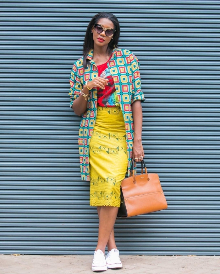 un look frais qui ose marier les couleurs vives et les imprimés, veste longue à motif africain bariolé assortie avec une jupe crayon jaune fluo et un t-short imprimé rouge