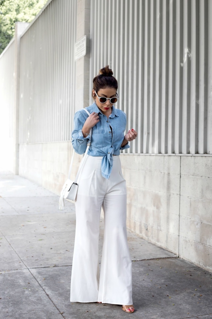 idée comment bien s'habiller en pantalon large blanc combiné avec chemise en denim clair et sandales plates