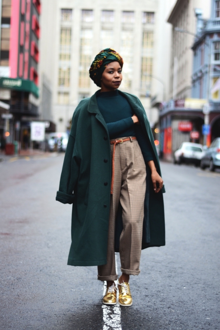 comment porter le turban en wax tissu africain avec une tenue urbaine chic, look chic et décontarctée en pantalon tailleur, pull vert et manteau oversize vert 