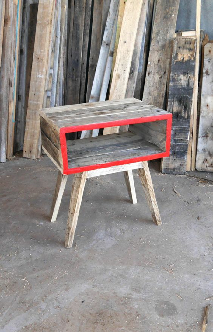 peindre un meuble en bois de palettes, table de chevet en bois gris, peinte en rouge corail, quatre pieds pour une hauteur moyenne