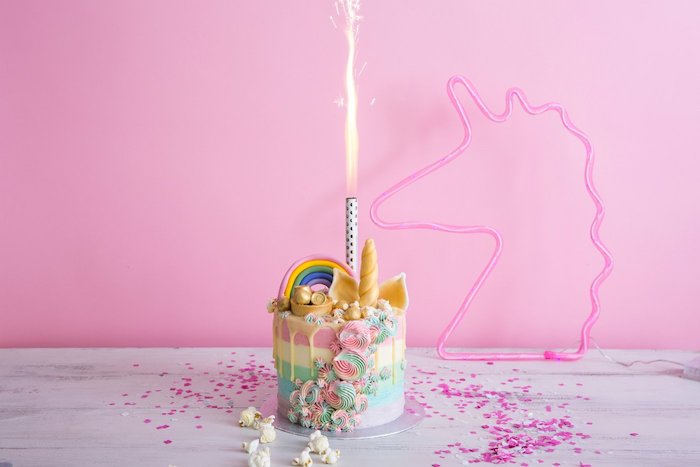Gâteau licorne originale idée baby shower decoration licorne gateau coloré pastel couleurs crème arc en ciel 