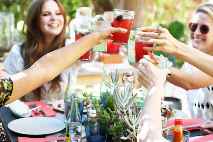 cool-photo-party-dehors-margaritas-week-end-enterrement-de-vie-de-jeune-fille-cool-idée-comment-s-amuser-bien Que faire pour un enterrement de vie de jeune fille jeux enterrement de vie de jeune fille tasse de margarita