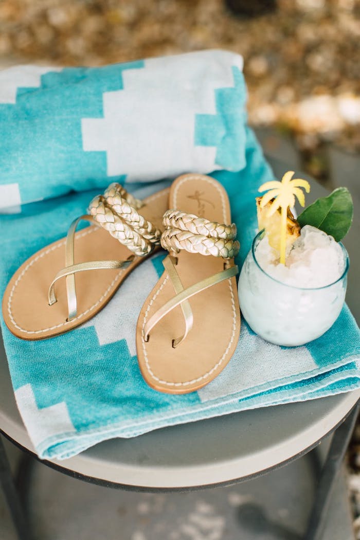 cool-week-end-enterrement-de-vie-de-jeune-fille-chouette-idée-comment-s-amuser-bien-aller-à-la-plage-passer-des-moments-ensemble-sous-le-soleil-cocktail-sandales-servillette-de-plage Idee photo enterrement vie de jeune fille faire des photos amusantes quoi prendre pour ses vacances serviette de plage
