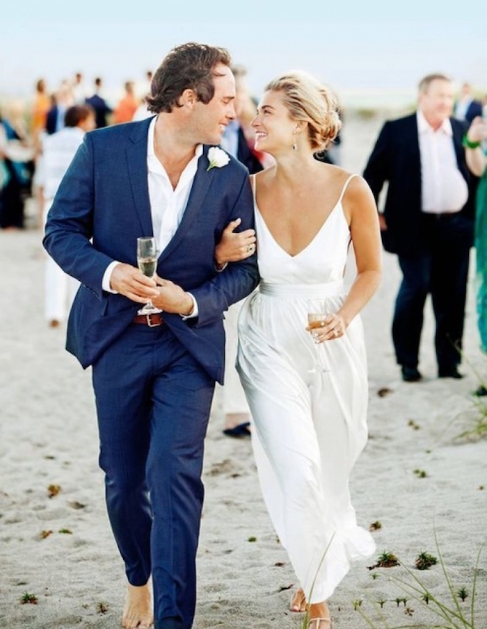 costume bleu marine homme pour mariage boheme décontracté sur la plage