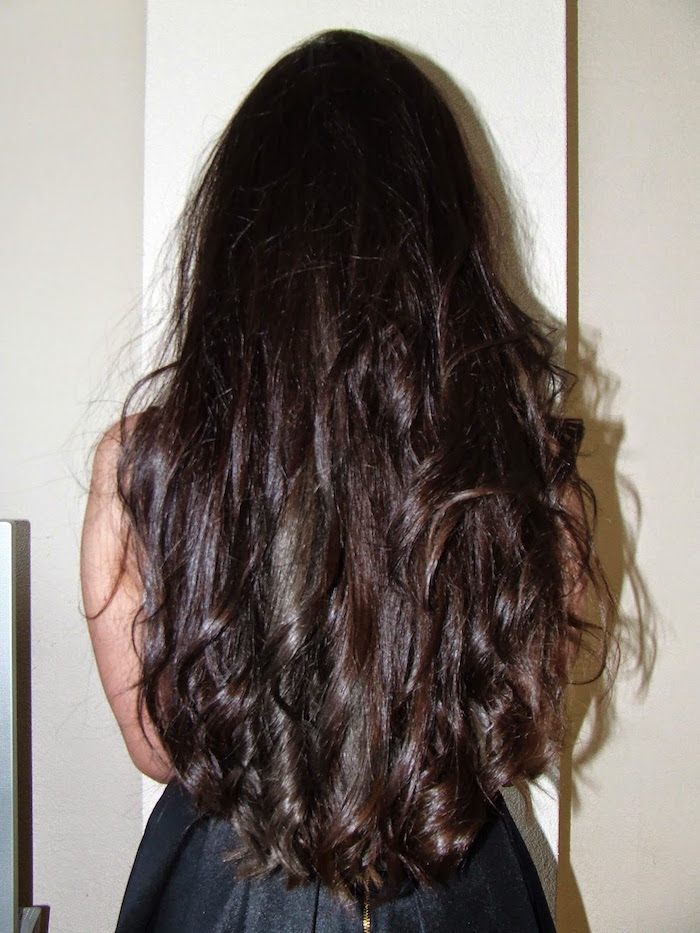 cheveux longs dans le dos avec ondulations et volume couleur brun foncé glacé
