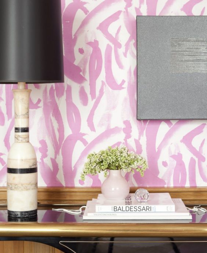 rose poudree, murs en couleur rose pale et blanc, luminaire de chevet avec base en couleur ivoire et noire avec abat-jour noir, table d'entrée en noir et couleur dorée 