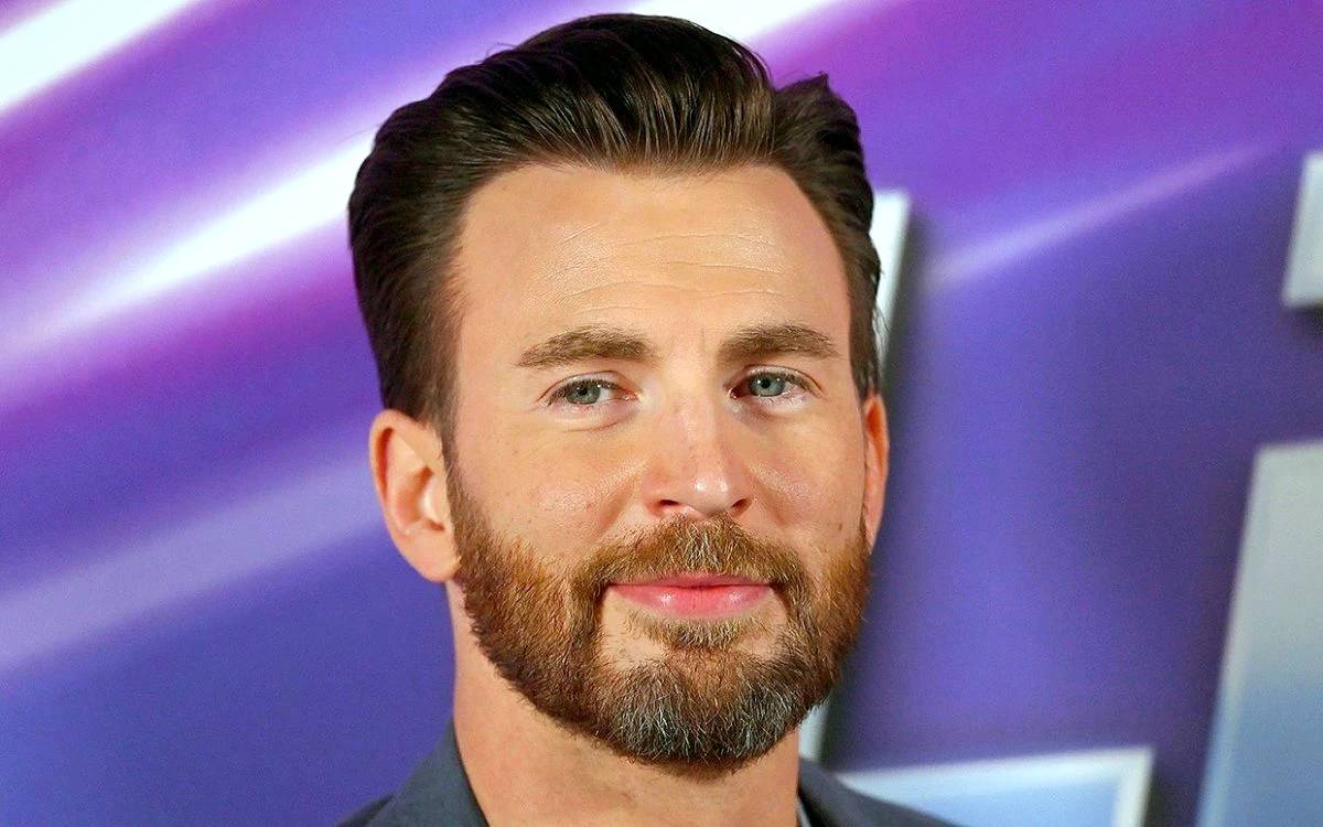 coupe courte homme tendance 2024 chris evans