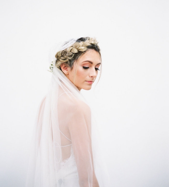 exemple-de-tresse-couronne-simple-autour-de-la-tete-avec-des-mèches-encadrant-le-visage-voile-blanche coiffure tresse couronne traditionnelle avec de petites mèches encadrant le visage, voile blanche, robe de mariée simple
