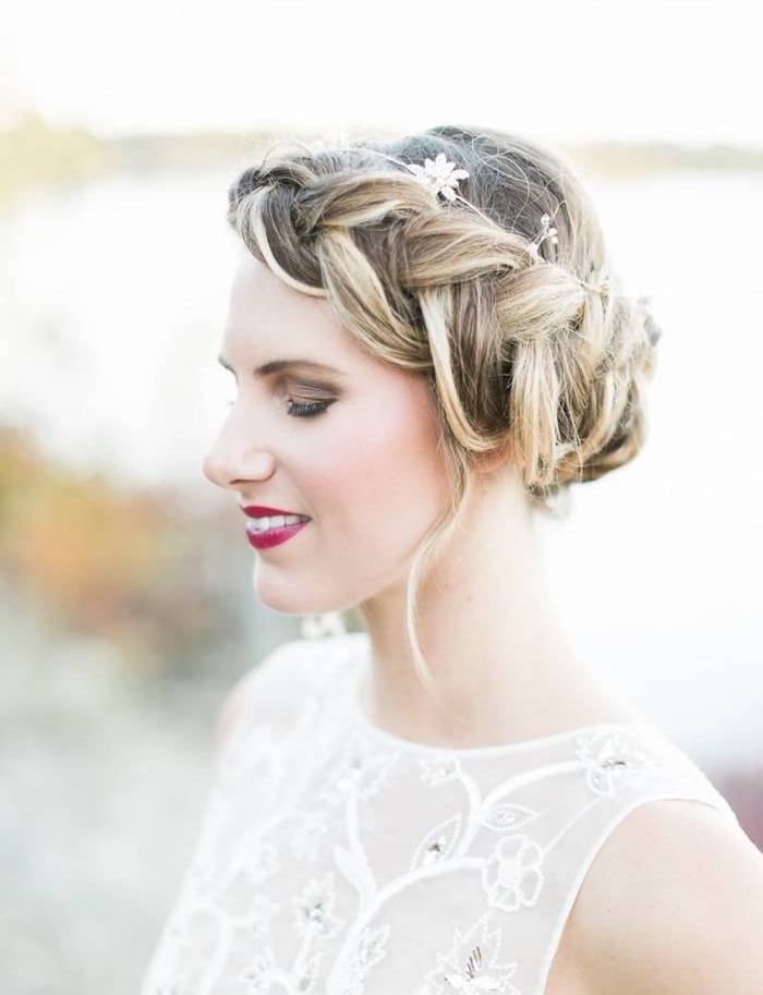 couronne-tressée-mèches-blonds-dans-cheveux-chatain-modele-de-coiffure-boheme-floue exemple de tresse couronne femme mariée avec un serre tête fleuri, robe de mariée haut transparent