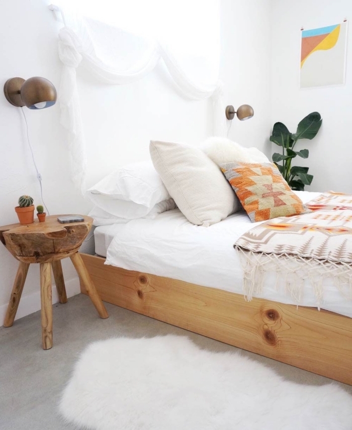 déco chambre ado de style boheme chic avec cadre de lit en bois clair et table de chevet en bois massif, déco de lit avec coussins et plaid aux motifs géométriques