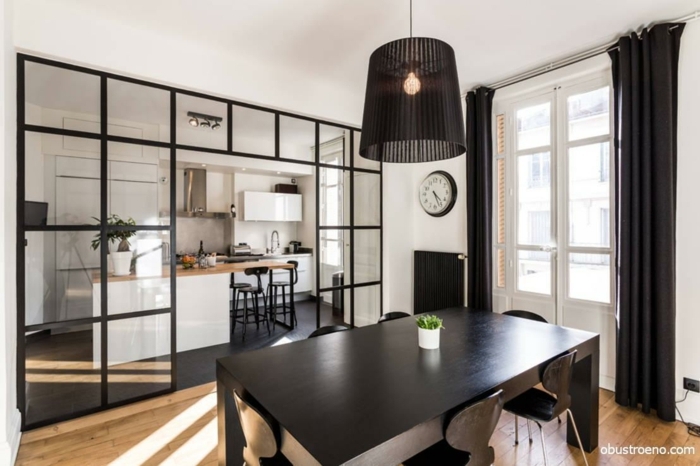 verriere style atelier d'artiste, cuisine et salle à manger, grande table rectangulaire, lampe pendante noire, grande fenêtre