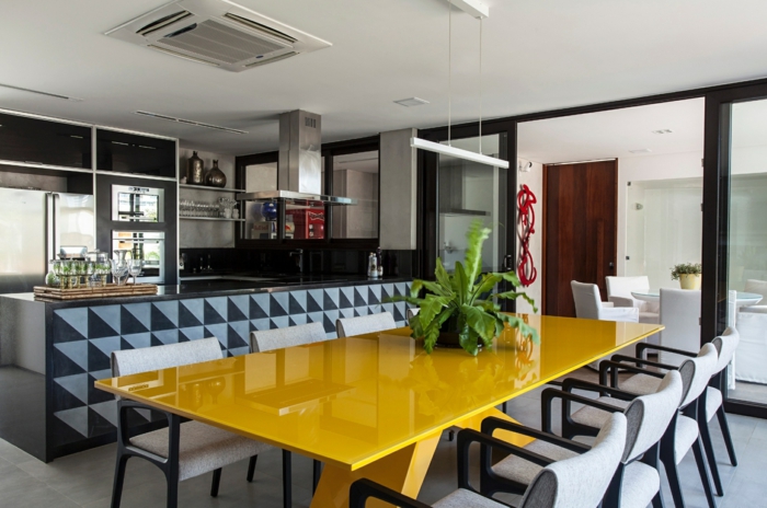 porte verriere coulissante, table jaune rectangulaire, chaises gris et bois, cuisine et salle à manger