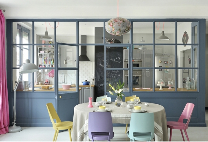 salle à manger et cuisine, table ovale avec chaises colorées, verriere industrielle cuisine, carrelage mural blanc 