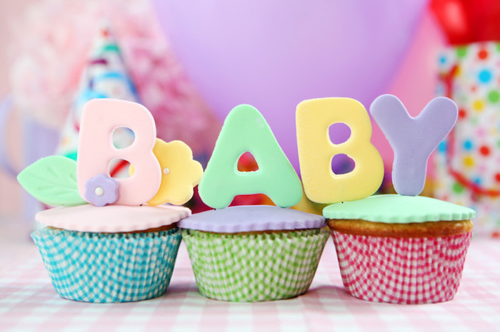 Idée décoration baby shower gateau cupcake avec les letters bebe en top de chaque cupcake