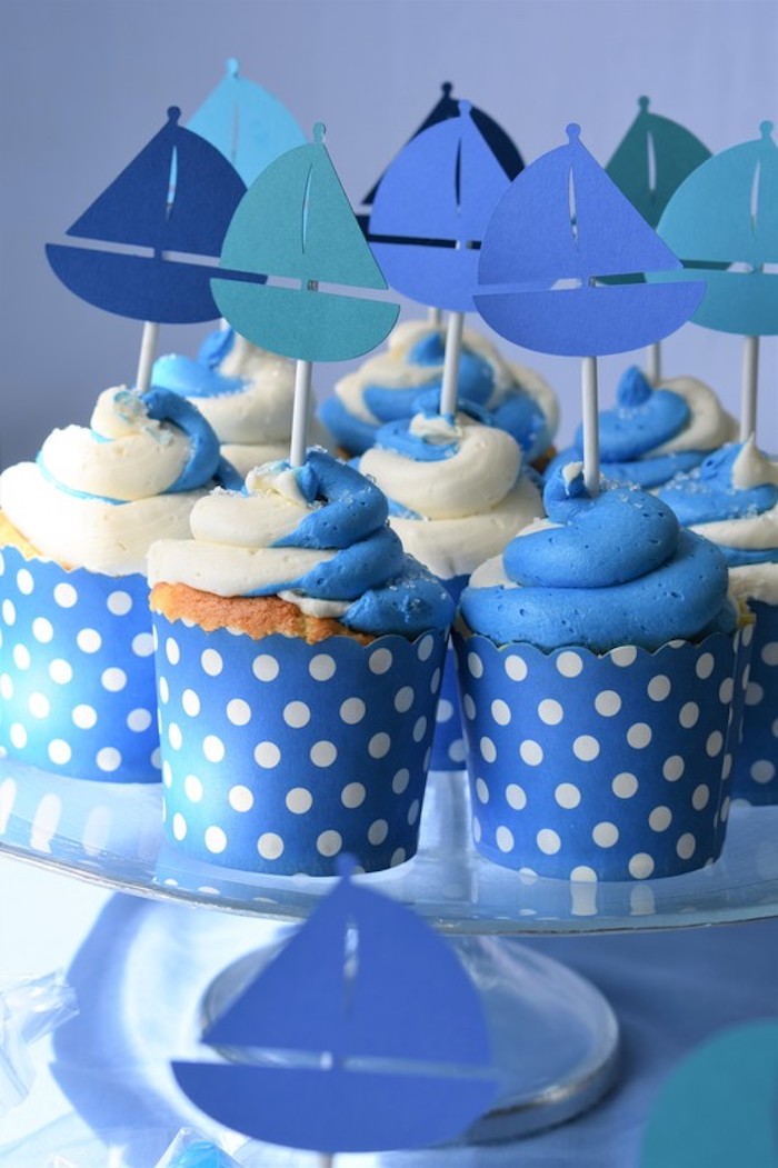 Adorable gateau cupcake bleu gâteau baby shower idée gateau shower de bébé topping bleu et blanc crème patissière