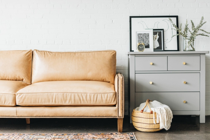 relooking meuble avant après, renover meuble bois, canapé en couleur caramel clair, tapis en orange, blanc et noir, meuble repeint en gris perle