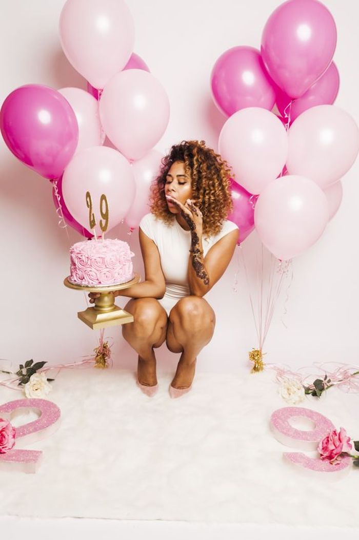 Deco a faire soi meme idée bricolage maison joviale atmosphere deco mignonne femme 29 ans gâteau ballons roses