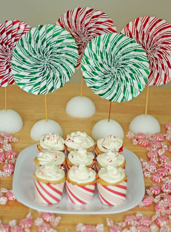 decoration cupcake avec des éventails en papier à rayures vert, blanc et rouge et cupcakes blanc et rouge