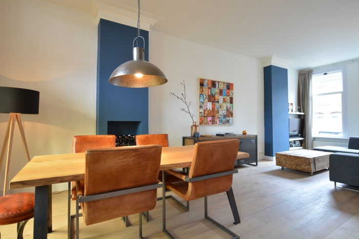 salon avec salle à manger où les deux colonnes ont été peintes en bleu permet de structurer l'espace de la pièce à vivre, quelle couleur mur salon avec salle à manger