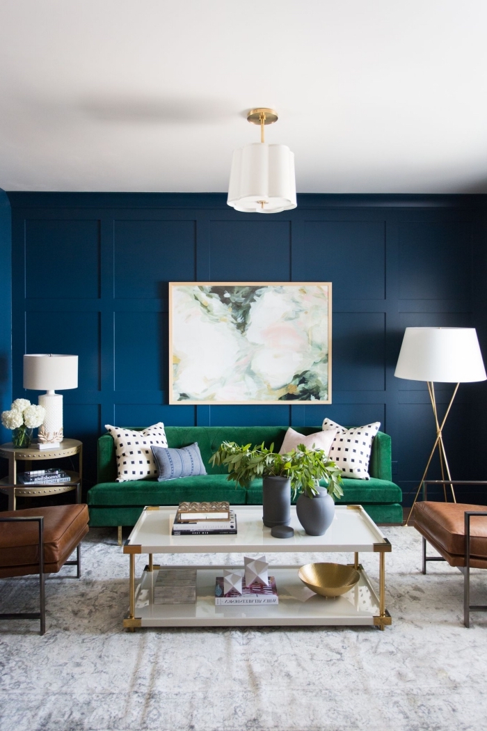 le fond bleu foncé, sublimé par un tableau effet marbre et le canapé vert, apporte de la profondeur au petit salon