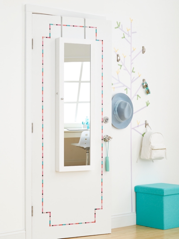 jolie porte de chambre à coucher avec miroir embellie avec du washi tape, réaliser des fausses moulure à l'aide de bandes de washi tape