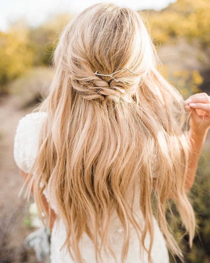 demi-tresse-dans-cheveux-lachés-ondulés-blond-style-boheme-chic-décoiffé-robe-de-mariée-originale-avec-manches-courtes demie tresse sur cheveux longs ondulés couleur blonde, idée de coiffure simple de mariée