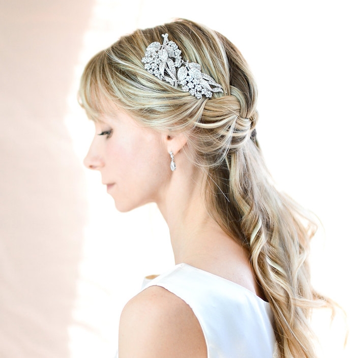 demi-tresse-sur-le-coté-et-cheveux-lachés-avec-des-ondulations-robe-de-mariée-simple-accessoire-cheveux-mariage-pierres-précieuses idée de demie tresse de côté, mèches de devant ramenés en arrière, cheveux ondulés, bijou cheveux or pierres precieuses