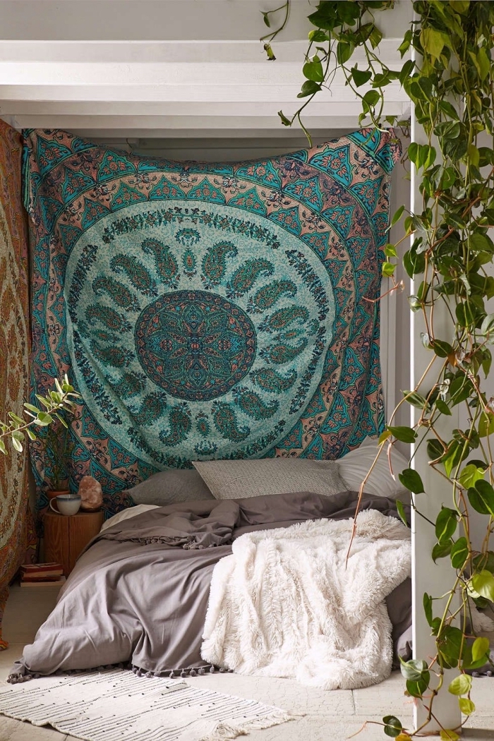 aménagement de chambre de style hippie chic ou bohème avec déco murale en tapisserie aux motifs ethniques et lit au sol
