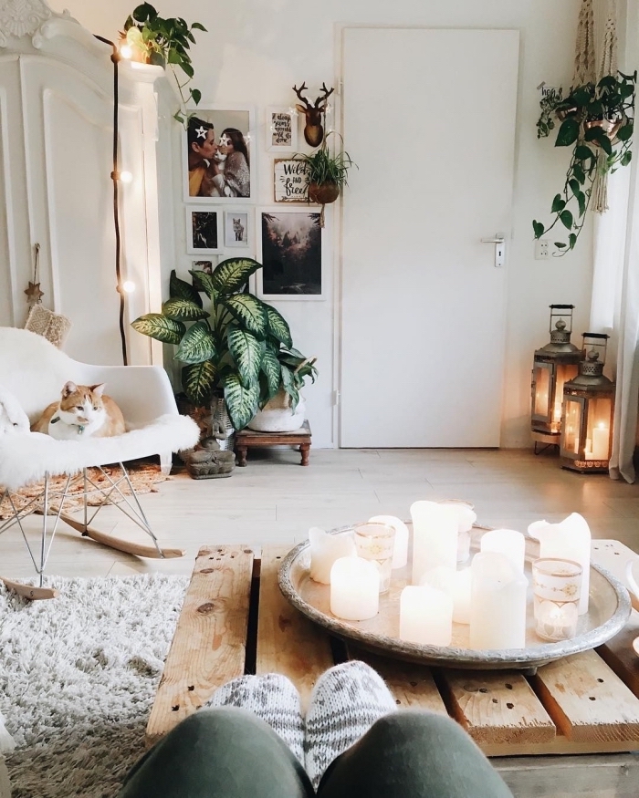 exemple d'ambiance romantique et moderne dans une chambre ado aux murs blancs aménagée avec table basse en bois et chaise à basculer