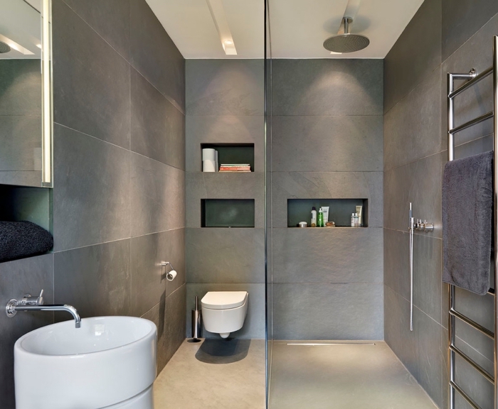 exemple de salle de bain italienne petite surface aux murs en carrelage gris avec plafond blanc et cuvette et lavabo en blanc