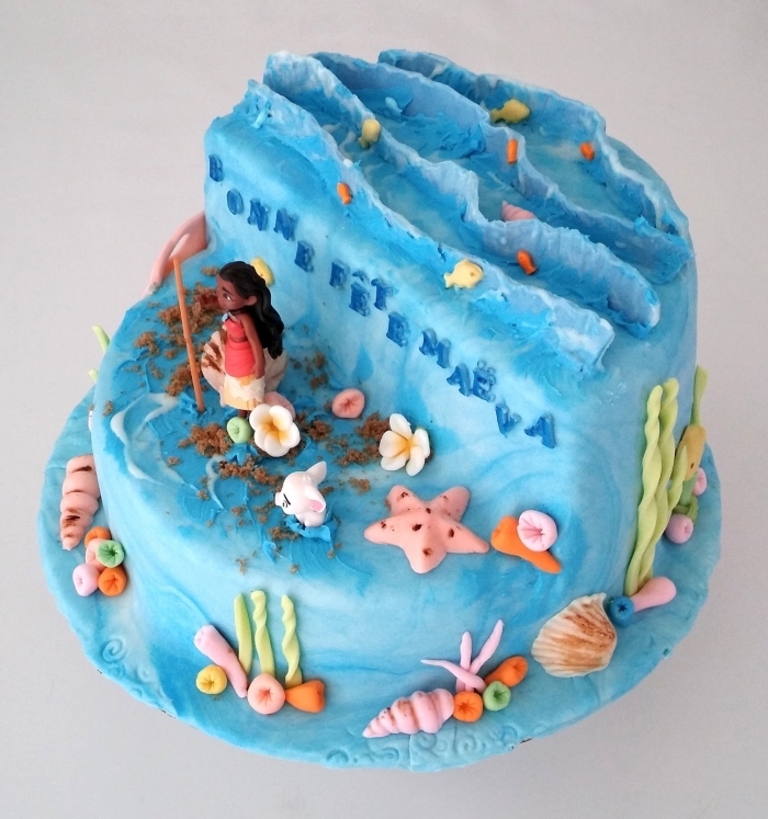 déco de gâteau maison sur thème Disney avec figurine vaiana gateau enfant, modèle de gâteau design océan