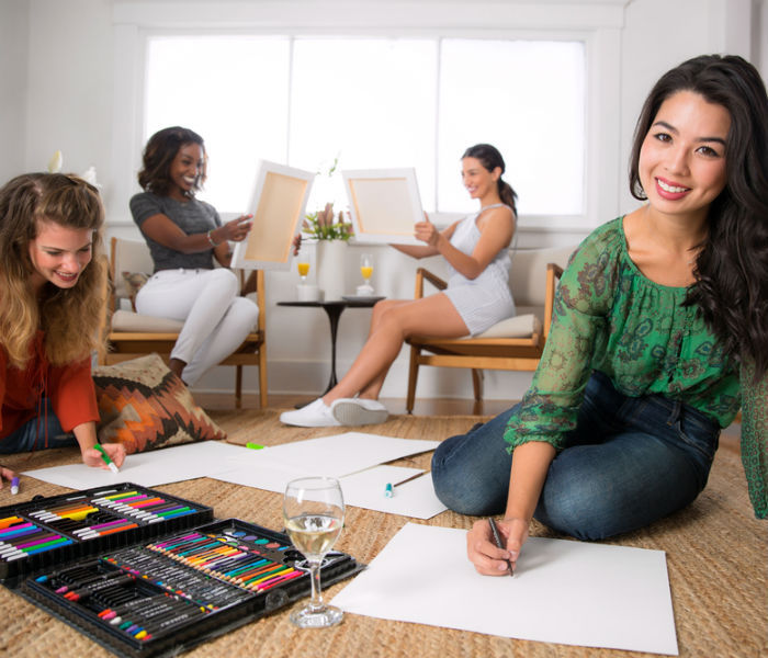 dessiner-entre-amies-activité-evjf-cool-activité-evjf-idée-enterrement-de-vie-de-jeune-fille-enterrement-jeune-fille-party-pour-les-filles Evjf original chez soi idée enterrement de vie de jeune fille activite evjf à choisir peindre des peintures dessiner ensemble