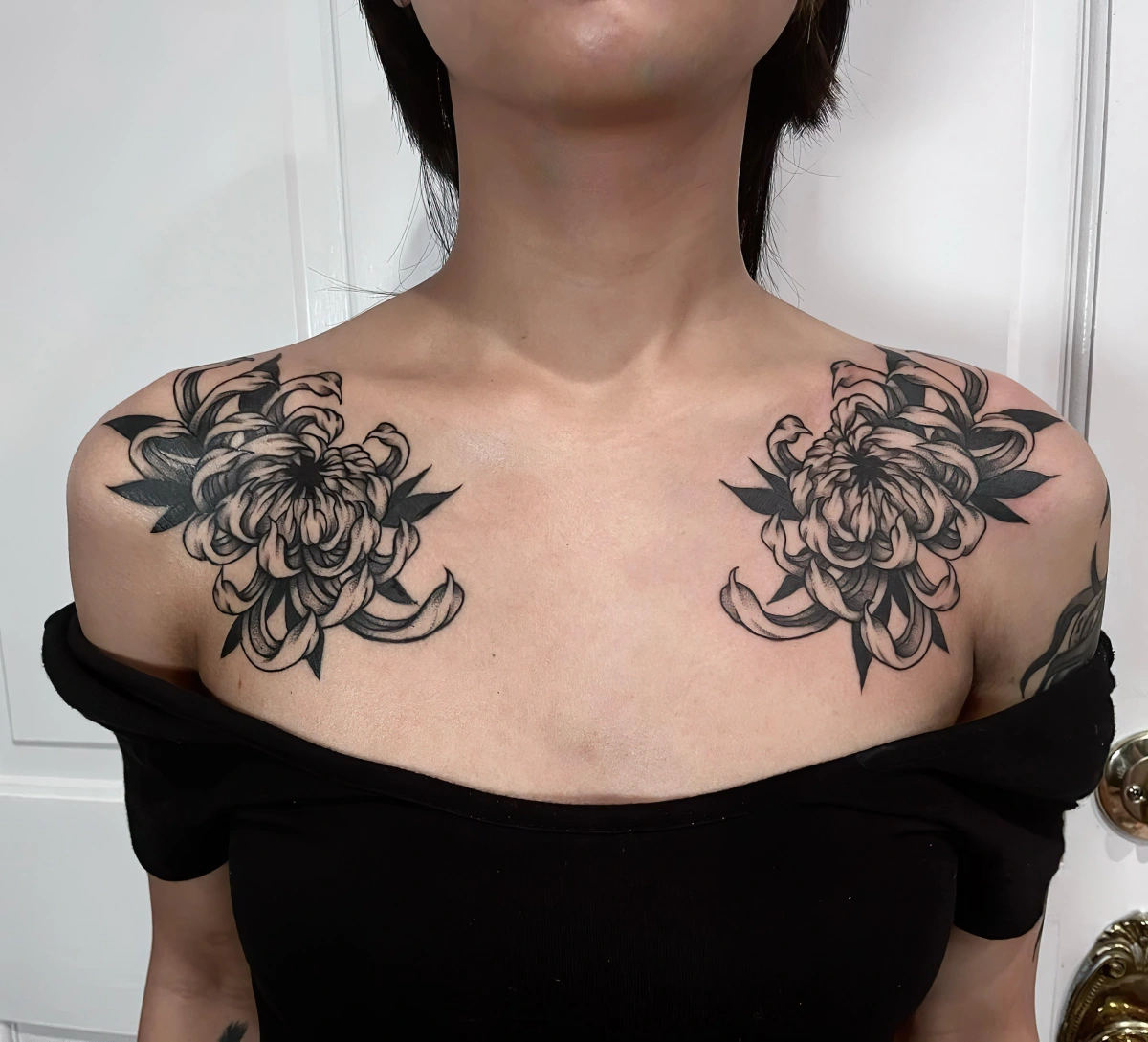 dessins fleurs epaules identiques fleurs crysantheme femme tattoo