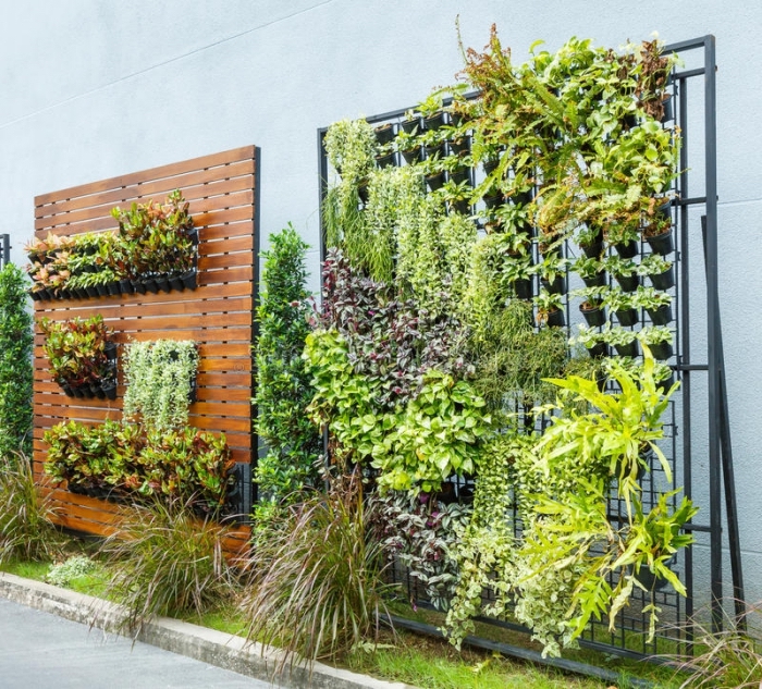 quel type de support pour mon mur vegetal artificiel ou naturel, des murs végétaux avec des pots fixés sur un support de grille métallique ou de planches de bois