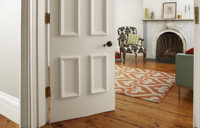 decoration de porte facile à réaliser avec de simples moulures décoratives que vous pouvez peindre en couleur contrastante 