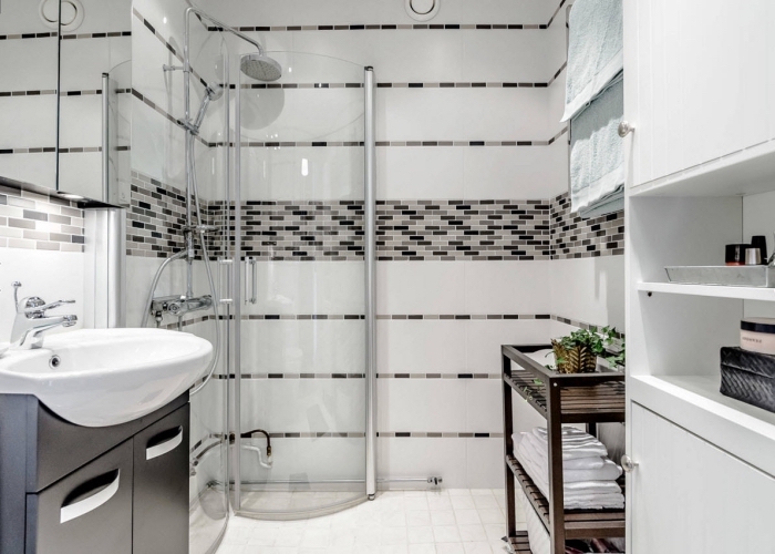idée déco salle de bain 5m2 en couleurs blanc et noir avec carrelage mural et meuble à rangement ouvert et fermé