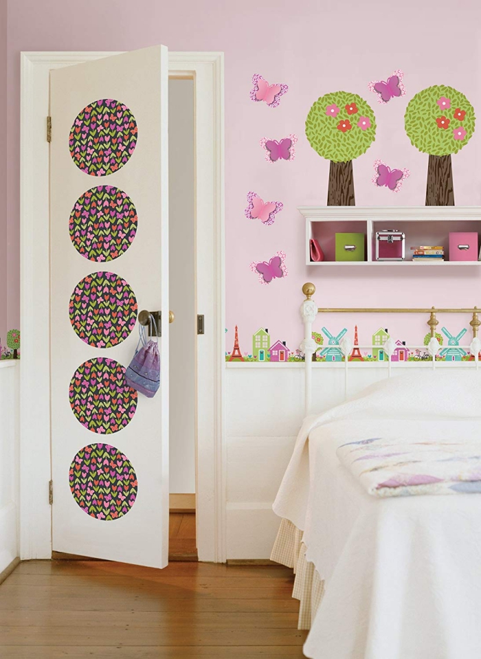 des stickers de portes en forme de jolis mandala papillons qui s'harmonise avec les stickers isolés du mur de la chambre fille