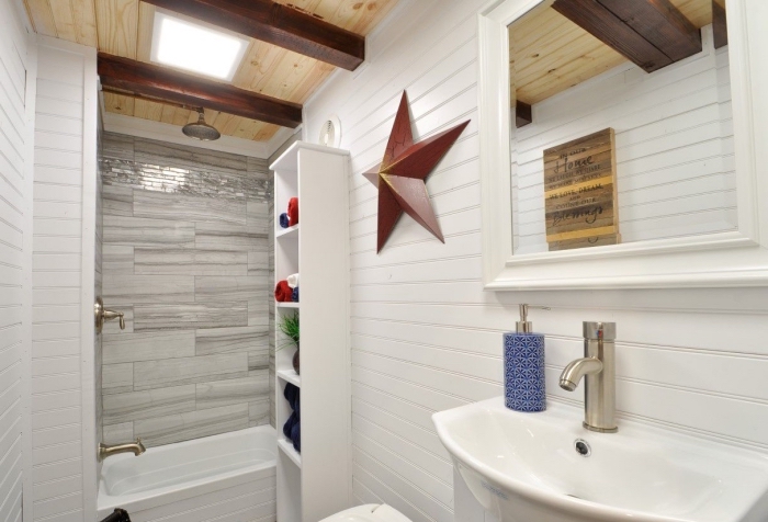 exemple amenagement salle de bain petit espace avec fenêtre de plafond et revêtement partiel en bois clair combiné avec panneaux d habillage pour rénover sa salle de bains