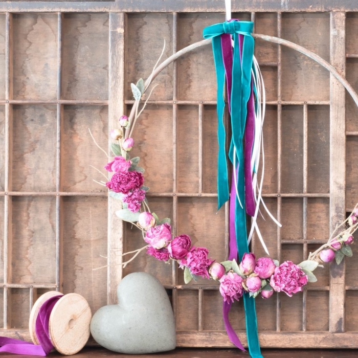 objet décoratif de style vintage pour une chambre ado fille, diy guirlande à design floral fait maison avec déco rubans