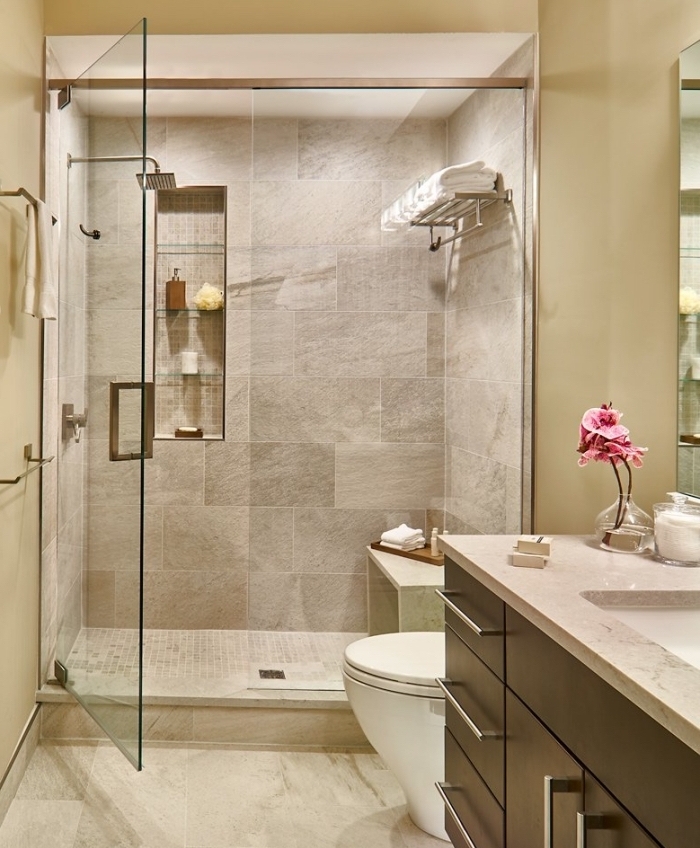 exemple aménagement petite salle de bain avec carrelage beige et meubles sous vasque en couleur marron foncé