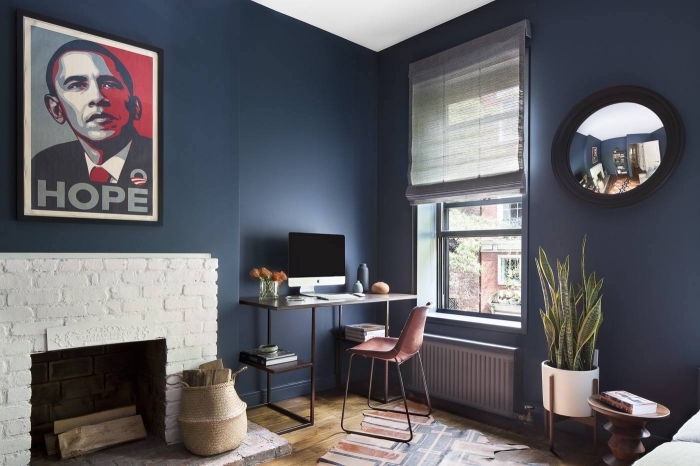 quelle couleur mur salon pour agrandir visuellement un espace, petit salon aux murs bleu marine en contraste avec l'habillage cheminée blanc