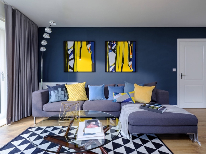 quelle couleur mur salon pour une ambiance chic et moderne, salon aux nuances du bleu foncé réveillé par de touches de jaune