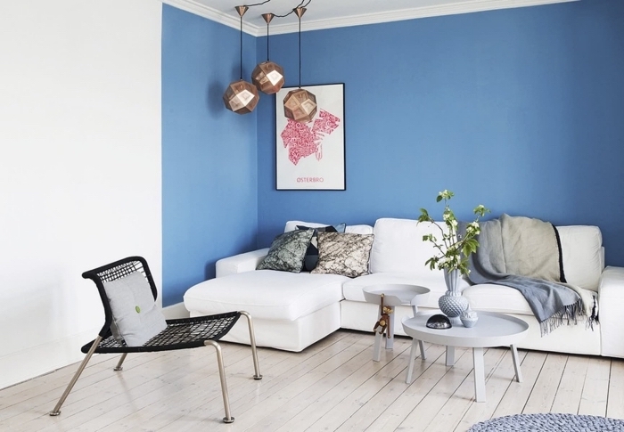 deco salon bleu et blanc aux murs bicolore pour un rendu géométrique contemporain