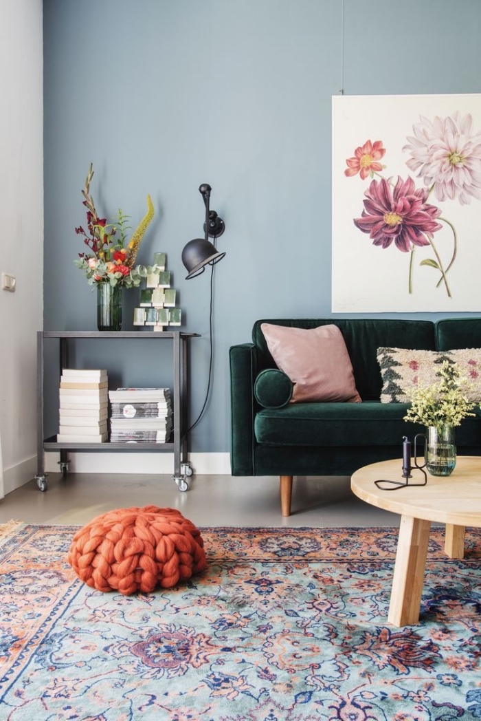 deco salon bleu d'esprit bohème chic et vintage, mur couleur gris bleuté sublimé par des touches de rose, vert et orange