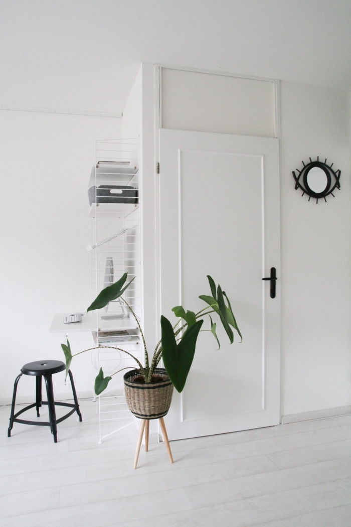 intérieur minimaliste et monochrome où la porte se fait élégant par la simple pose de moulures décoratives et une poignée noire, un moulure porte décorative pour un relooking facile